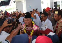 Guru di Wakatobi Usul Pakaian Adat Saat Menjemput Mendikbud di Bandara Guru di Wakatobi Usul Pakaian Adat Saat Menjemput Mendikbud di Bandara