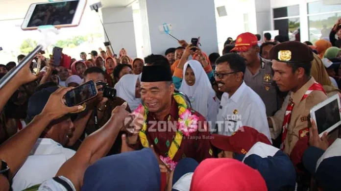 Guru di Wakatobi Usul Pakaian Adat Saat Menjemput Mendikbud di Bandara