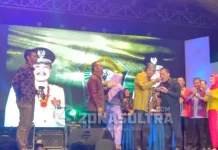 Dihadiahi Kue Ultah oleh Bank Sultra, Nur Alam Suapkan Potongan Pertama ke “Kekasih Tercintanya” Dihadiahi Kue Ultah oleh Bank Sultra, Nur Alam Suapkan Potongan Pertama ke "Kekasih Tercintanya"