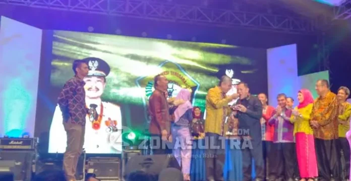 Dihadiahi Kue Ultah oleh Bank Sultra, Nur Alam Suapkan Potongan Pertama ke "Kekasih Tercintanya"