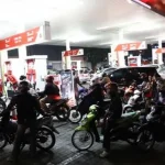 Antrian di SPBU Akibat dari Liburnya Penyaluran Depot Kendari ilustrasi antre spbu