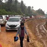 Kendaraan Terjebak Macet di Paku Morosi Kendaraan Terjebak Macet di Paku Morosi