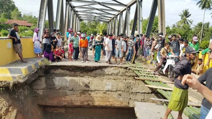 Diguyur Hujan Semalam, Jembatan di Desa Tamboli Amblas, Jalur Trans Sulawesi Putus Total