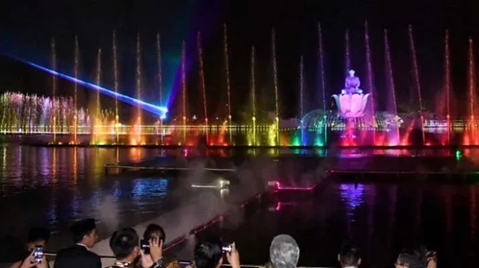 Presiden Jokowi Saksikan Atraksi Air Mancur Purwakarta