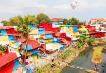 Ajak Wisatawan Makan Bersama dan Tebar Ikan di Sungai Ajak Wisatawan Makan Bersama dan Tebar Ikan di Sungai