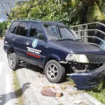 Hilang Kendali, Mobil Dinas Pemkab Wakatobi Tabrak Trotoar Hilang Kendali, Mobil Dinas Pemkab Wakatobi Tabrak Trotoar