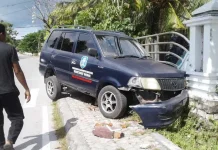 Hilang Kendali, Mobil Dinas Pemkab Wakatobi Tabrak Trotoar Hilang Kendali, Mobil Dinas Pemkab Wakatobi Tabrak Trotoar