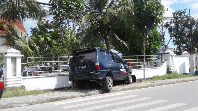 Hilang Kendali, Mobil Dinas Pemkab Wakatobi Tabrak Trotoar