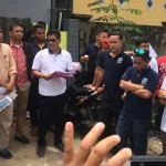 BPN Kembalikan Batas Lahan Milik Hani Roswita yang Berada Diatas Bangunan Rumah Dr Fat BPN Kembalikan Batas Lahan Milik Hani Roswita yang Berada Diatas Bangunan Rumah Dr Fat