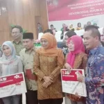 Kunker di Kendari, Mensos Salurkan Bantuan PKH Non Tunai Kunker di Kendari, Mensos Salurkan Bantuan PKH Non Tunai