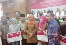 Kunker di Kendari, Mensos Salurkan Bantuan PKH Non Tunai Kunker di Kendari, Mensos Salurkan Bantuan PKH Non Tunai