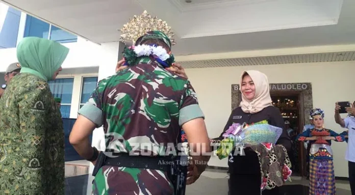 Tiba di Bandara Halu Oleo, Kasad Jenderal TNI Mulyono Disambut Tarian Mondotambe