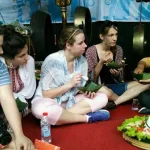 Wisatawan Asing Pun Ikut Asyik Nikmati Tumpeng Wisatawan Asing Pun Ikut Asyik Nikmati Tumpeng