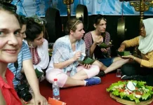 Wisatawan Asing Pun Ikut Asyik Nikmati Tumpeng Wisatawan Asing Pun Ikut Asyik Nikmati Tumpeng