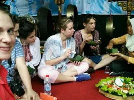 Wisatawan Asing Pun Ikut Asyik Nikmati Tumpeng Wisatawan Asing Pun Ikut Asyik Nikmati Tumpeng