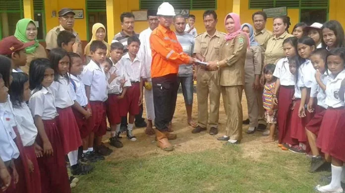 Peduli Pendidikan, PT WAI Salurkan Bantuan Dana Kesejahteraan Guru