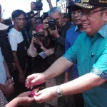 Wali Kota Kendari Serahkan Bantuan Kapal Ikan Kepada Nelayan Wali Kota Kendari Serahkan Bantuan Kapal Ikan Kepada Nelayan