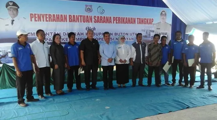 Pemkab Butur Serahkan Bantuan Sarana Tangkap pada Koperasi Nelayan