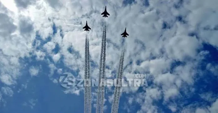 Aktraksi Pesawat Sukhoi Warnai HUT Sultra ke-53