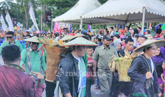 Pj Bupati Mubar Berkuda, Ruksamin-Rauf Kenakan Pakaian Petani di Karnaval Tenun Sultra