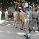 Satpol PP Bongkar Lapak Diatas Saluran Drainase Satpol PP Bongkar Lapak Diatas Saluran Drainase