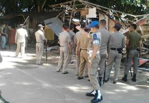 Satpol PP Bongkar Lapak Diatas Saluran Drainase Satpol PP Bongkar Lapak Diatas Saluran Drainase