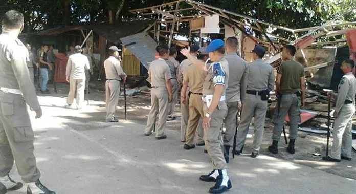 Satpol PP Bongkar Lapak Diatas Saluran Drainase