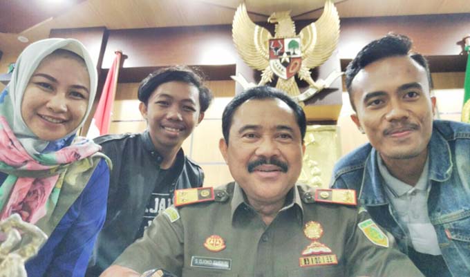 Foto selfi bersama Kajati Sultra bersama wartawan serta redaktur pelaksana zonasultra.id