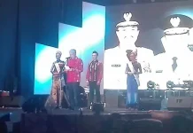 Buka Perayaan Halo Sultra ke-10, Nur Alam Pakai Baju Tenunan Wakatobi Buka Perayaan Halo Sultra ke-10, Nur Alam Pakai Baju Tenunan Wakatobi