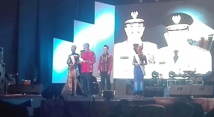 Buka Perayaan Halo Sultra ke-10, Nur Alam Pakai Baju Tenunan Wakatobi