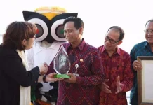 Petinggi TripAdvisor Serahkan Langsung Travellers’ Choice Award 2017 untuk Bali Petinggi TripAdvisor Serahkan Langsung Travellers’ Choice Award 2017 untuk Bali