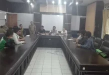 Datangi Kantor DPRD, Mahasiswa Buton Tuntut Perbaikan Jalan di Kecamatan Sampolawa Datangi Kantor DPRD, Mahasiswa Buton Tuntut Perbaikan Jalan di Kecamatan Sampolawa