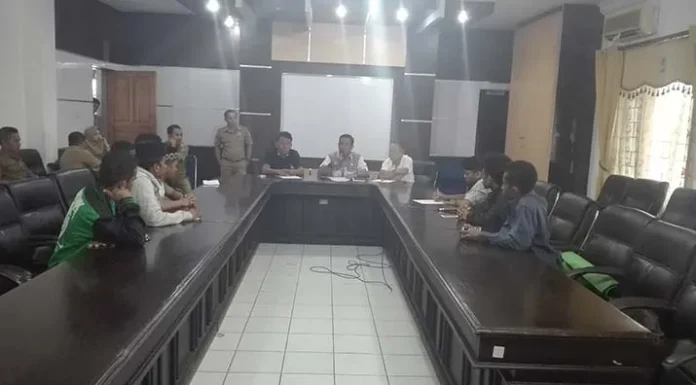 Datangi Kantor DPRD, Mahasiswa Buton Tuntut Perbaikan Jalan di Kecamatan Sampolawa