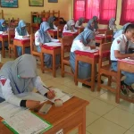 Pelaksanaan UN SMA di Konsel Berjalan Lancar Pelaksanaan UN SMA di Konsel Berjalan Lancar