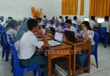 Kekurangan Komputer untuk Ujian, SMAN 4 Kendari Pinjam Laptop Orang Tua Siswa Kekurangan Komputer untuk Ujian, SMAN 4 Kendari Pinjam Laptop Orang Tua Siswa