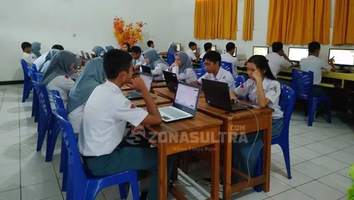 Kekurangan Komputer untuk Ujian, SMAN 4 Kendari Pinjam Laptop Orang Tua Siswa