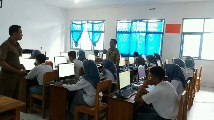 Sebanyak 384 Siswa SMAN 1 Raha Ikuti UNBK