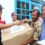 Prihatin, Menteri Susi Serahkan Bantuan Alat Dapur dan Sembako ke Masyarakat Bajo Prihatin, Menteri Susi Serahkan Bantuan Alat Dapur dan Sembako ke Masyarakat Bajo