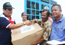 Prihatin, Menteri Susi Serahkan Bantuan Alat Dapur dan Sembako ke Masyarakat Bajo Prihatin, Menteri Susi Serahkan Bantuan Alat Dapur dan Sembako ke Masyarakat Bajo