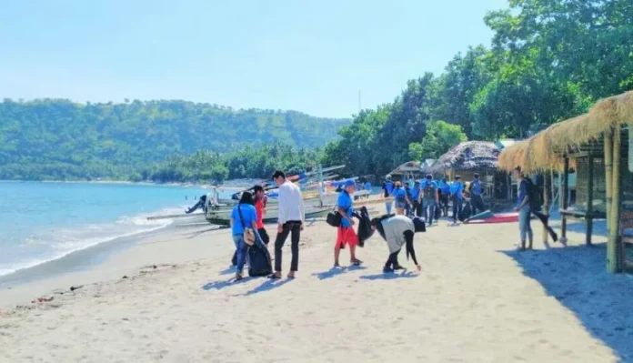 1 GenPI Lombok Sumbawa Gandeng Sejumlah Komunitas Gelar Aksi Beach Clean Up