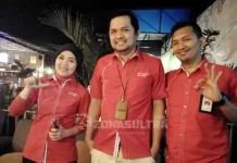 Telkomsel Jamin Layanan Jaringan Tetap Stabil Selama Ramadan Branch Manager Telkomsel Kendari Anthony P Sitorus (tengah)