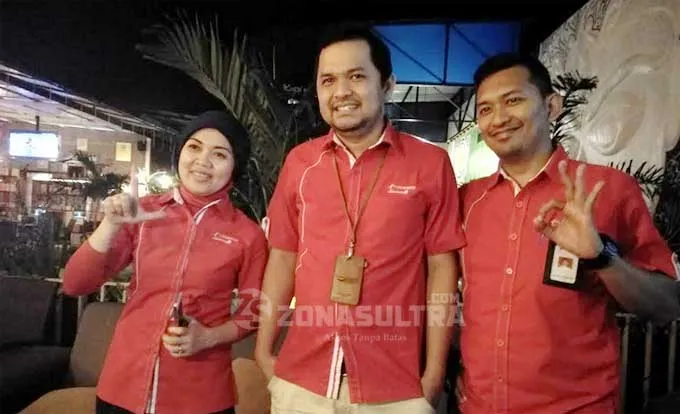 Anthony_P_Sitorus Branch Manager Telkomsel Kendari Anthony P Sitorus (tengah)