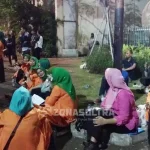 Pendukung Putri Kesal Tak Bisa Masuk Studio di Acara Grand Final D’academy 4 Pendukung Putri Kesal Tak Bisa Masuk Studio di Acara Grand Final D'academy 4