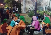 Pendukung Putri Kesal Tak Bisa Masuk Studio di Acara Grand Final D’academy 4 Pendukung Putri Kesal Tak Bisa Masuk Studio di Acara Grand Final D'academy 4