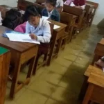 Siswa SDN 2 Mandonga Laksanakan Ujian Akhir Semester di Tengah Banjir