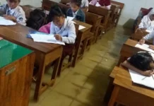 Siswa SDN 2 Mandonga Laksanakan Ujian Akhir Semester di Tengah Banjir