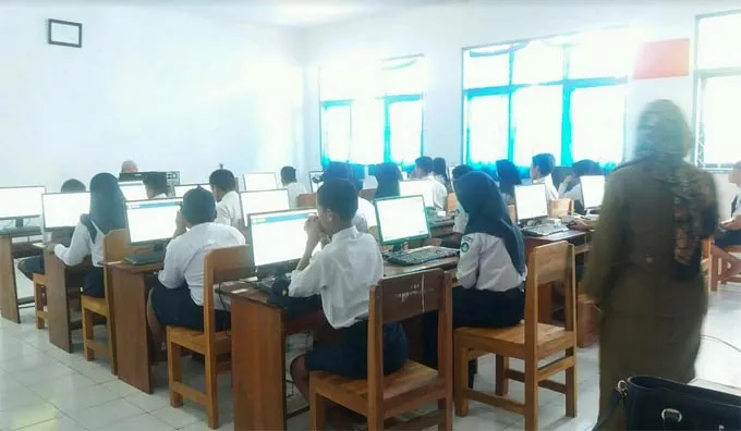 UNBK Gangguan Server, Siswa SMP 2 Raha Tergangu Jalani UNBK