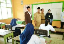 Bupati Konawe Pastikan UN SMP Berjalan Tertib Bupati Konawe Pastikan UN SMP Berjalan Tertib