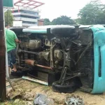 Angkot Terbalik di Depan Lorong Tridharma Kampus UHO, 11 Penumpang Terluka Angkot Terbalik di Depan Lorong Tridharma Kampus UHO, 11 Penumpang Terluka