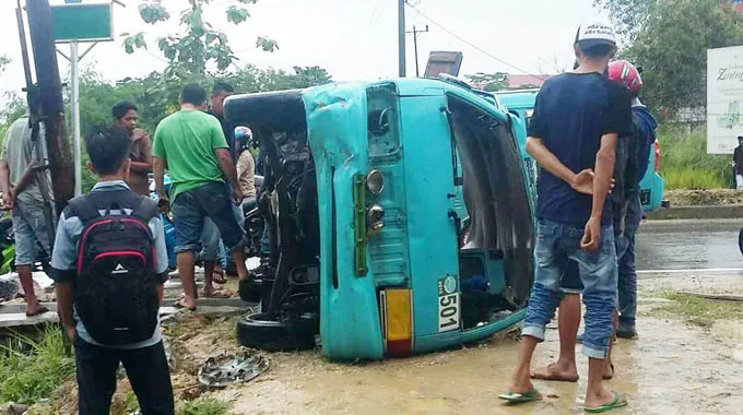 Angkot Terbalik di Depan Lorong Tridharma Kampus UHO, 11 Penumpang Terluka